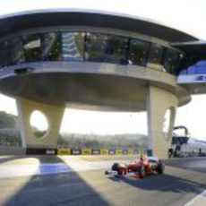 Fernando Alonso sale de boxes en Jerez