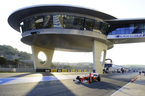 Fernando Alonso sale de boxes en Jerez