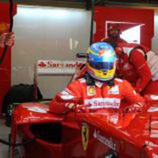 Alonso sentándose en el Ferrari F2012