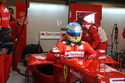 Alonso sentándose en el Ferrari F2012
