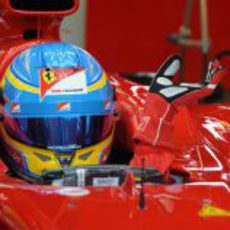 Fernando Alonso en el box sentado en el F2012