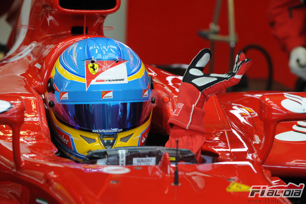 Fernando Alonso en el box sentado en el F2012