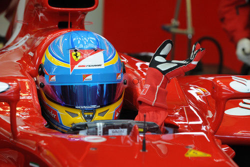 Fernando Alonso en el box sentado en el F2012