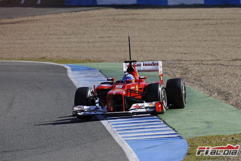 Alonso al límite con el F2012 en Jerez