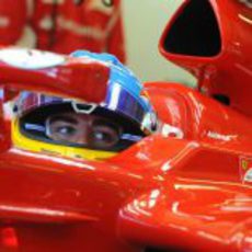 Alonso observa desde dentro de su 'cockpit'