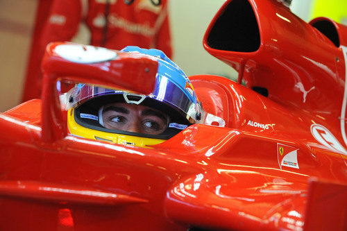 Alonso observa desde dentro de su 'cockpit'