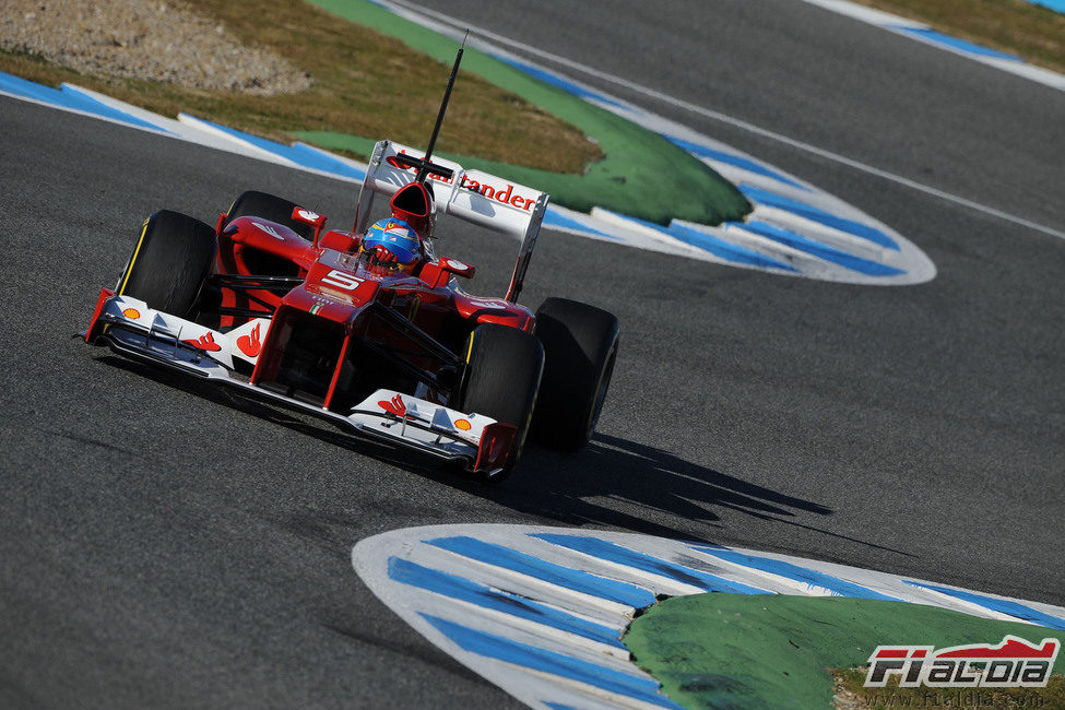 Fernando Alonso en el Ferrari en Jerez