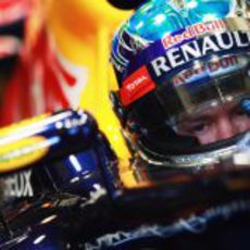 Sebastian Vettel sentado en su Red Bull RB8