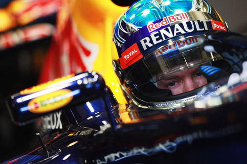 Sebastian Vettel sentado en su Red Bull RB8