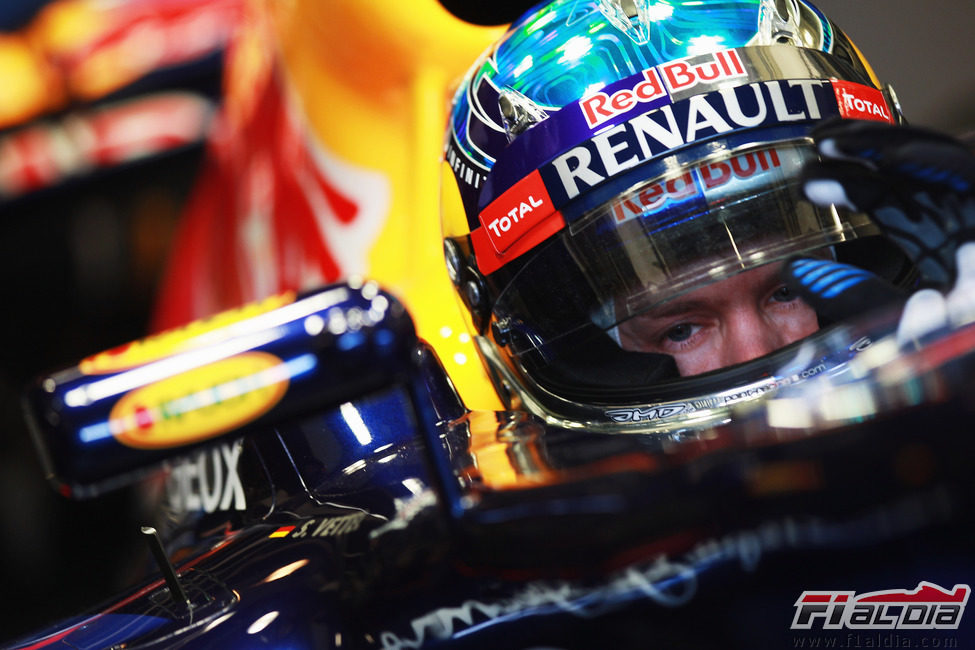 Sebastian Vettel sentado en su Red Bull RB8