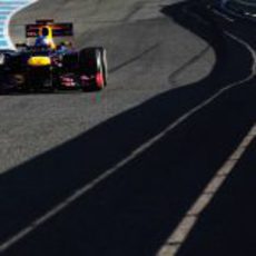 El Red Bull de Vettel en plena acción en Jerez