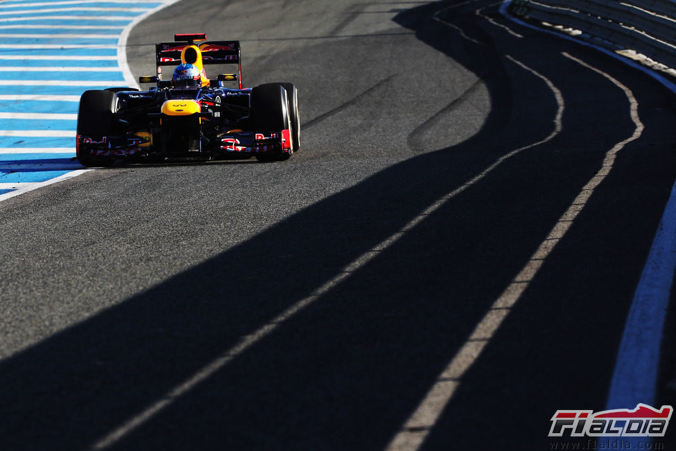 El Red Bull de Vettel en plena acción en Jerez