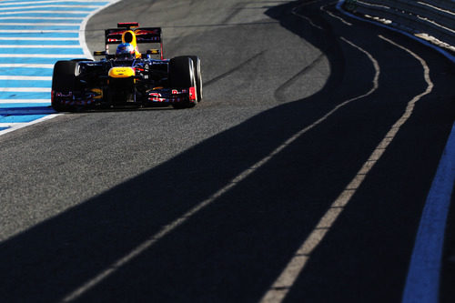 El Red Bull de Vettel en plena acción en Jerez