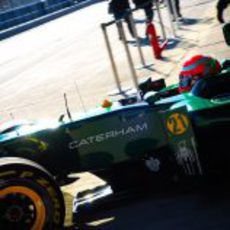 Jarno Trulli sale a pista con el Caterham CT01 en Jerez