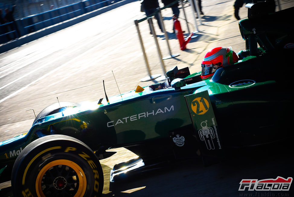 Jarno Trulli sale a pista con el Caterham CT01 en Jerez