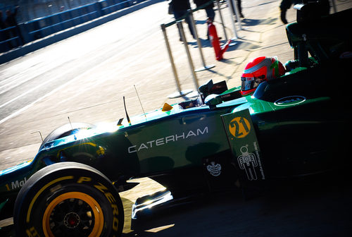 Jarno Trulli sale a pista con el Caterham CT01 en Jerez