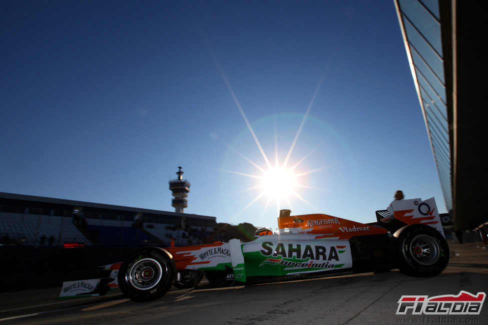 Hülkenberg sale a pista con los rayos de sol