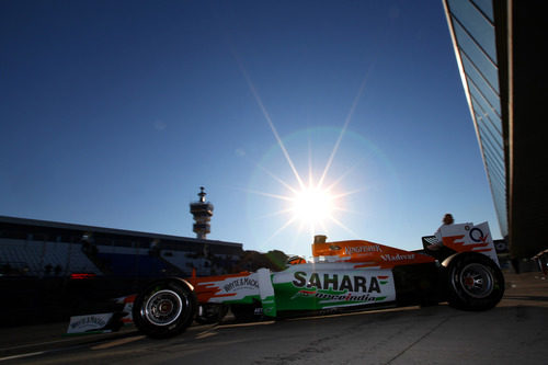 Hülkenberg sale a pista con los rayos de sol