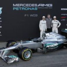 Michael Schumacher, Ross Brawn y Nico Rosberg junto al W03