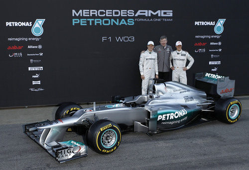 Michael Schumacher, Ross Brawn y Nico Rosberg junto al W03