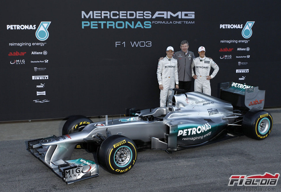 Michael Schumacher, Ross Brawn y Nico Rosberg junto al W03