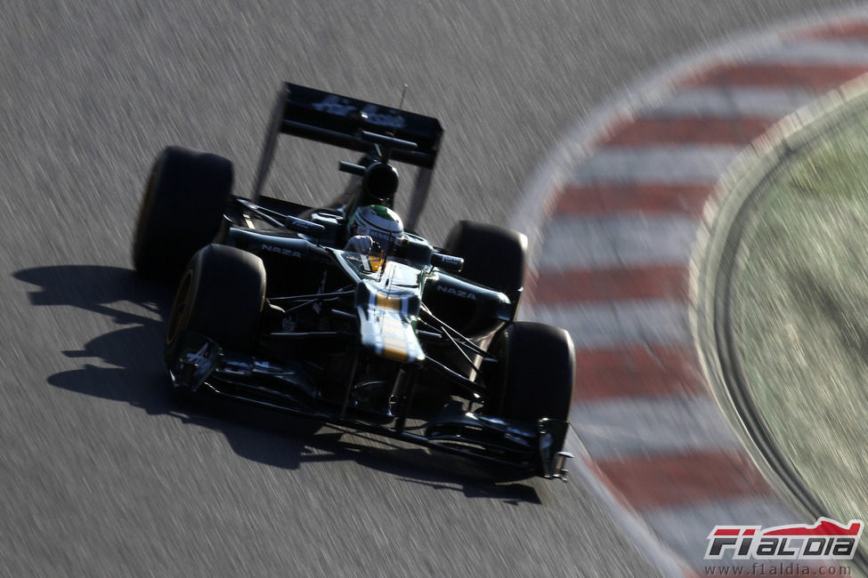 Heikki Kovalainen rueda en Montmeló con el CT01