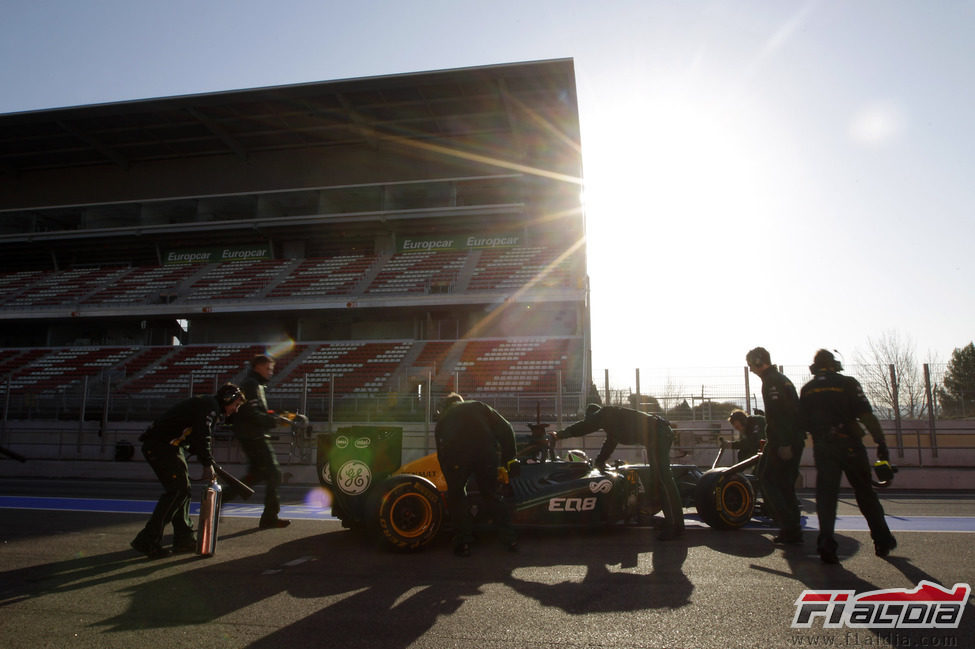 Kovalainen vuelve a boxes con el Caterham