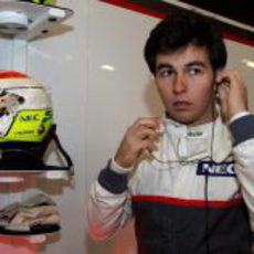 Sergio Pérez se prepara para subirse al coche en los test