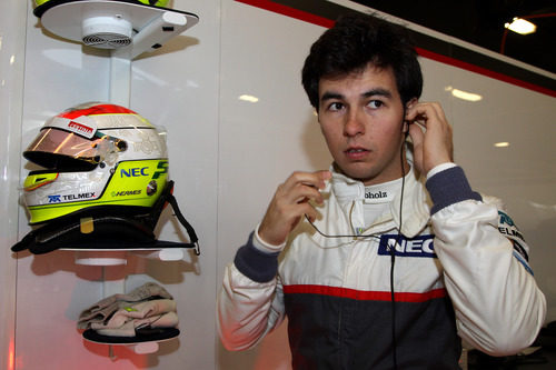 Sergio Pérez se prepara para subirse al coche en los test