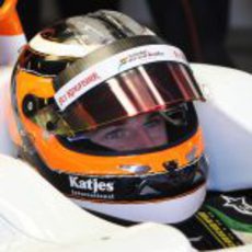 Nico Hülkenberg sentado en su Force India VJM05