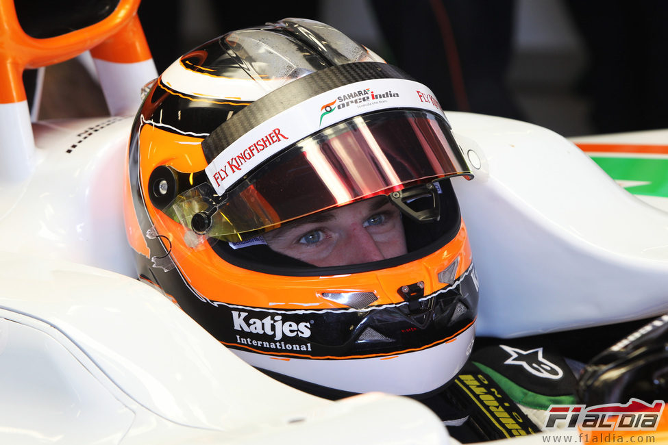 Nico Hülkenberg sentado en su Force India VJM05