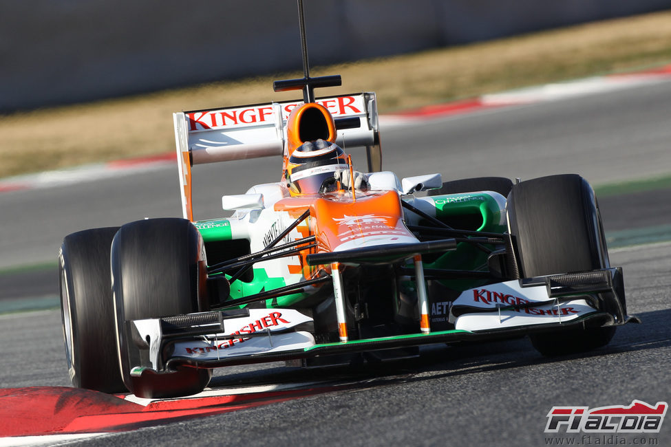 Nico Hülkenberg rueda en los test de Montmeló