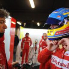 Fernando Alonso se ajusta el casco en Montmeló