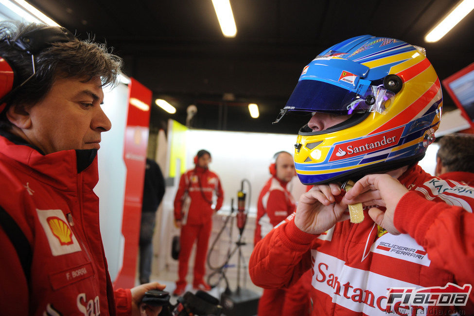 Fernando Alonso se ajusta el casco en Montmeló