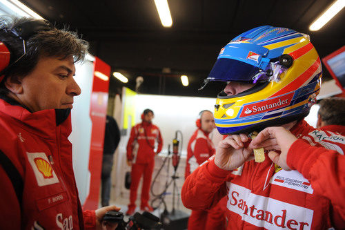 Fernando Alonso se ajusta el casco en Montmeló