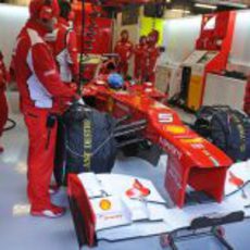 Fernando Alonso sentado en el F2012 en Montmeló