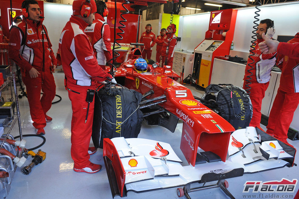 Fernando Alonso sentado en el F2012 en Montmeló