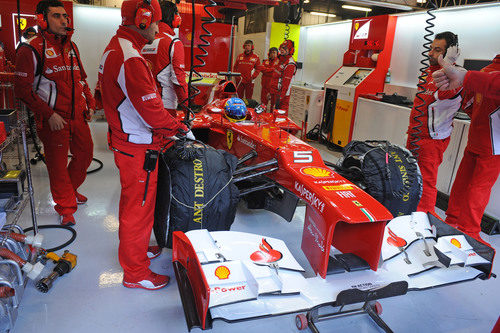 Fernando Alonso sentado en el F2012 en Montmeló