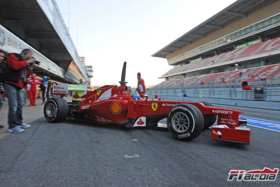 Alonso sale a pista en los test de Barcelona