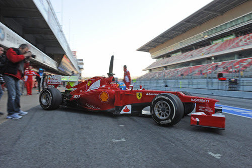 Alonso sale a pista en los test de Barcelona