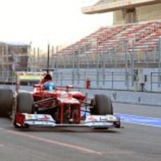 Fernando Alonso vuelve a boxes en el Circuit de Catalunya