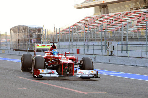 Fernando Alonso vuelve a boxes en el Circuit de Catalunya