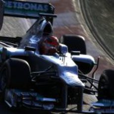 Michael Schumacher en pista con el W03