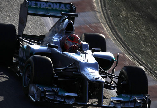 Michael Schumacher en pista con el W03