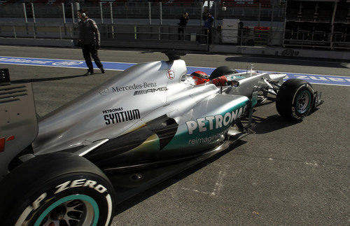 Schumacher sale a pista con el Mercedes W03