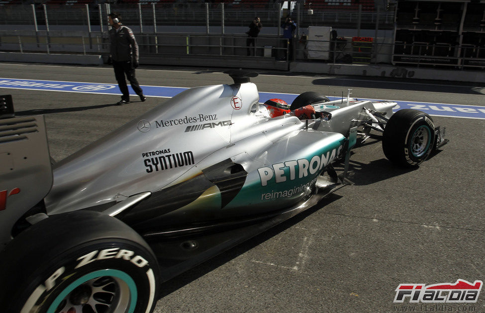 Schumacher sale a pista con el Mercedes W03