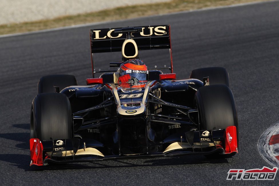 Romain Grosjean con el Lotus en Barcelona