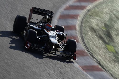 Grosjean rueda en los test de Barcelona con el Lotus