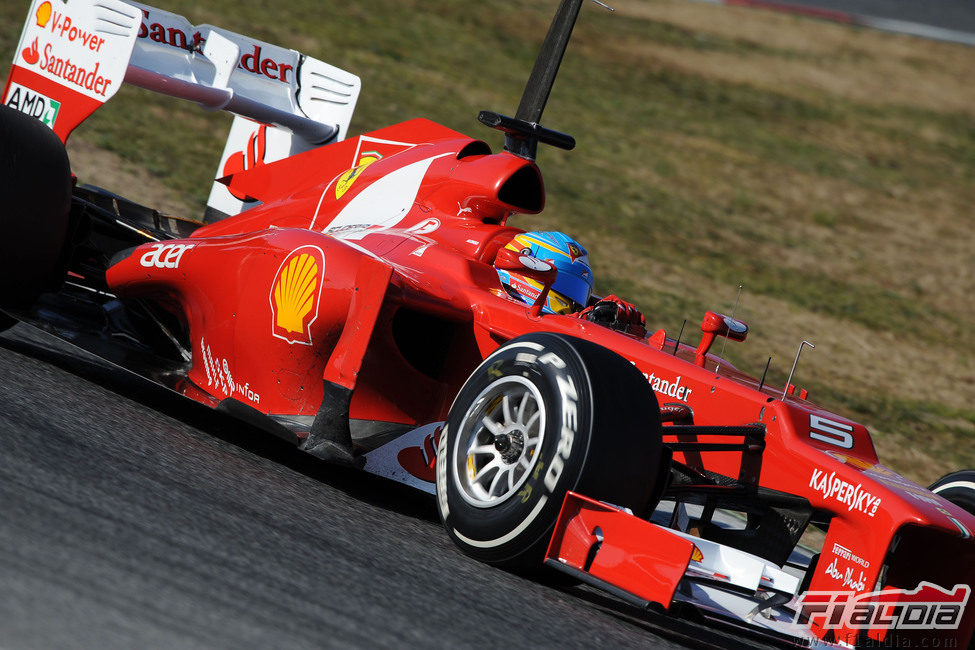 Alonso al volante del Ferrari en Barcelona