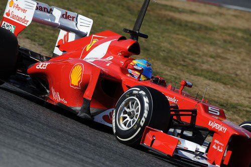 Alonso al volante del Ferrari en Barcelona